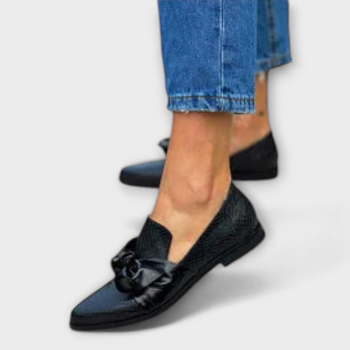 Zinnia – Loafer mit Schlangenhautmuster und Schleifendetail